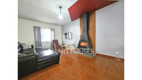 Moradia T4 nos Poços, S. Martinho da Cortiça com...