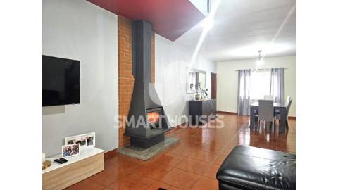 Moradia T4 nos Poços, S. Martinho da Cortiça com...