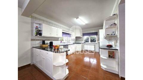 Moradia T4 nos Poços, S. Martinho da Cortiça com...