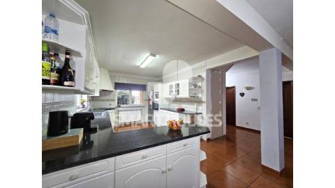 Moradia T4 nos Poços, S. Martinho da Cortiça com...