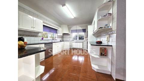 Moradia T4 nos Poços, S. Martinho da Cortiça com...