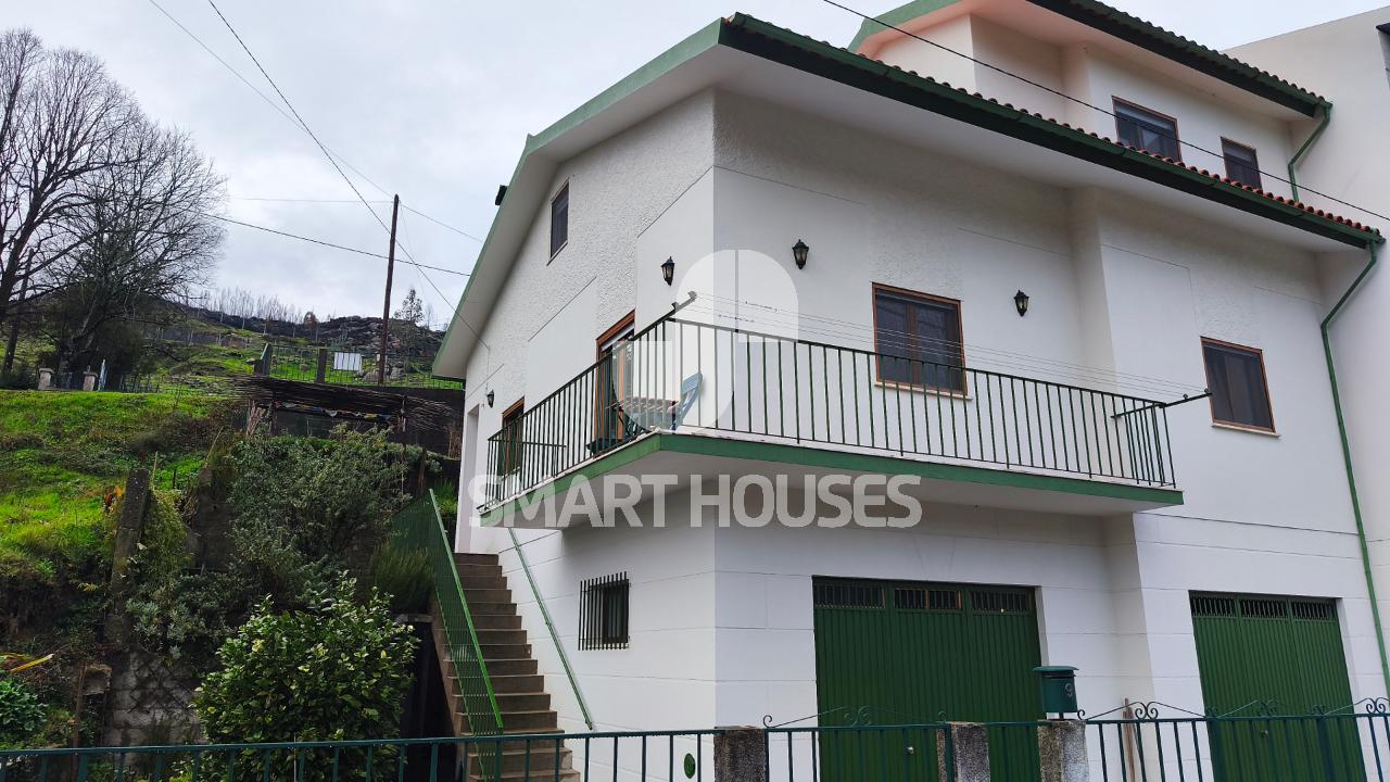Moradia T3+1 na vila de Avô, concelho de Oliveira...