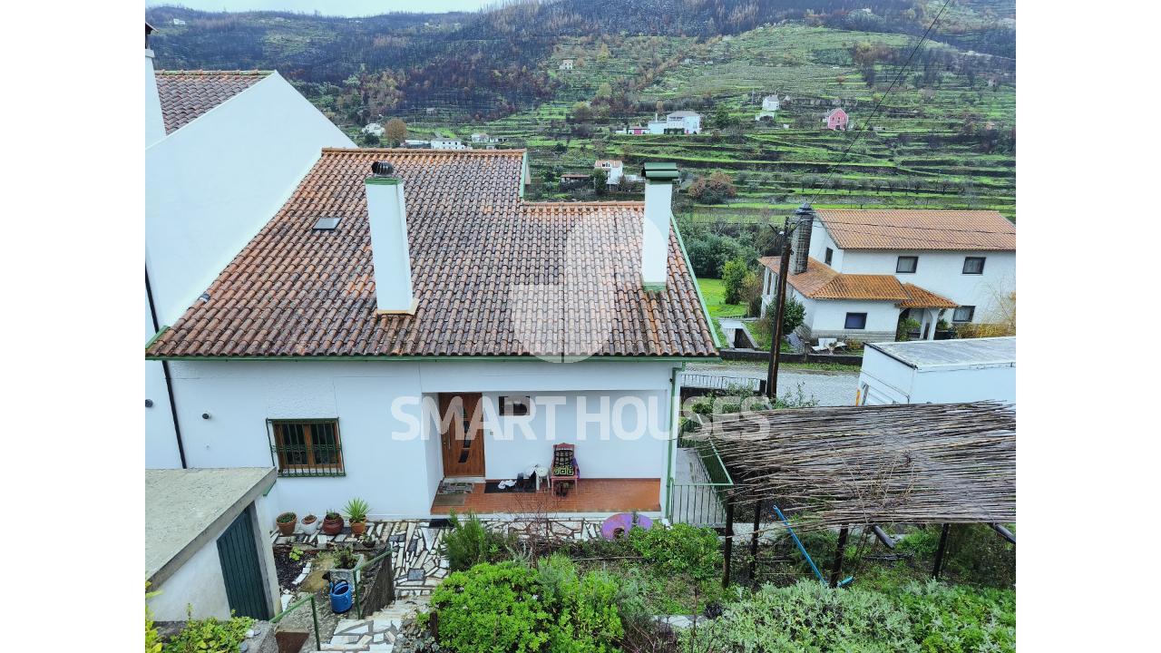 Moradia T3+1 na vila de Avô, concelho de Oliveira...