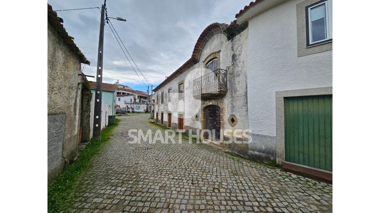 Casa antiga para recuperação em Ázere, Tábua.
No...