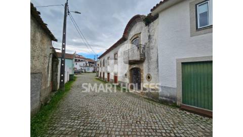 Casa antiga para recuperação em Ázere, Tábua.
No...