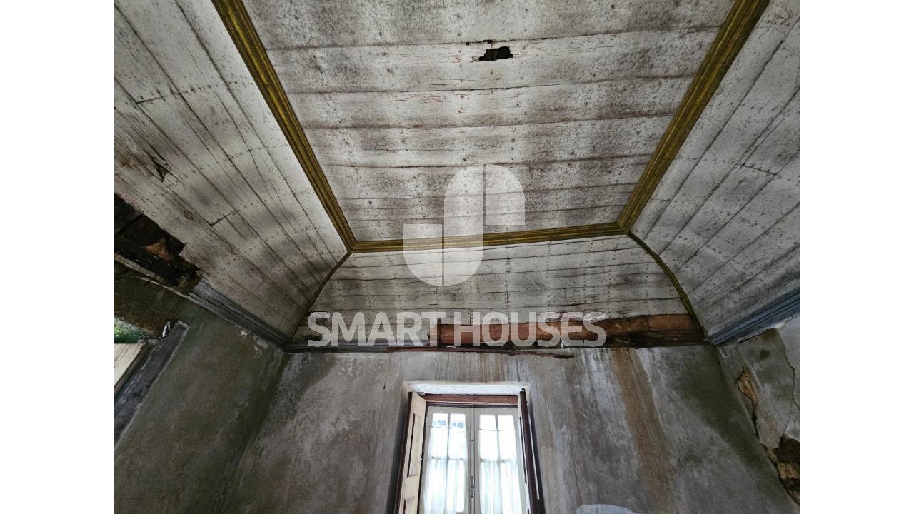 Casa antiga para recuperação em Ázere, Tábua.
No...