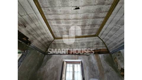 Casa antiga para recuperação em Ázere, Tábua.
No...