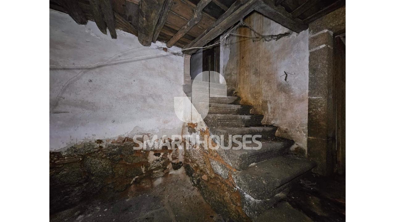 Casa antiga para recuperação em Ázere, Tábua.
No...