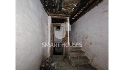 Casa antiga para recuperação em Ázere, Tábua.
No...
