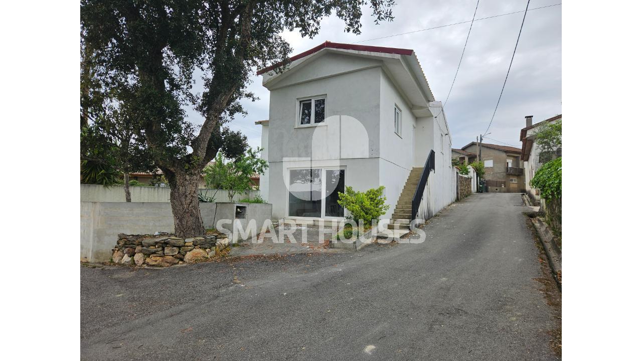 Moradia T3 em Lombada (S. Miguel de Poiares) com...
