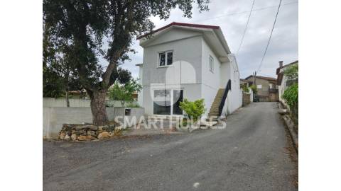 Moradia T3 em Lombada (S. Miguel de Poiares) com...