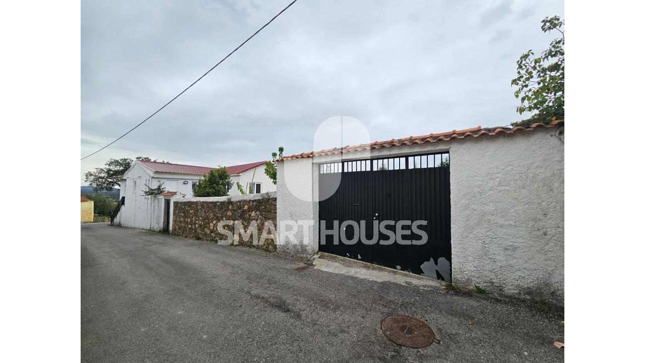 Moradia T3 em Lombada (S. Miguel de Poiares) com...