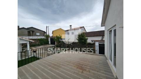Moradia T3 em Lombada (S. Miguel de Poiares) com...