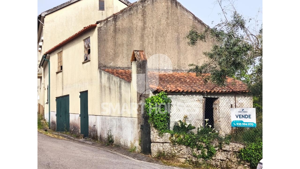 Moradia T4+1 com terreno no coração de São João...