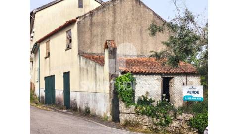 Moradia T4+1 com terreno no coração de São João...