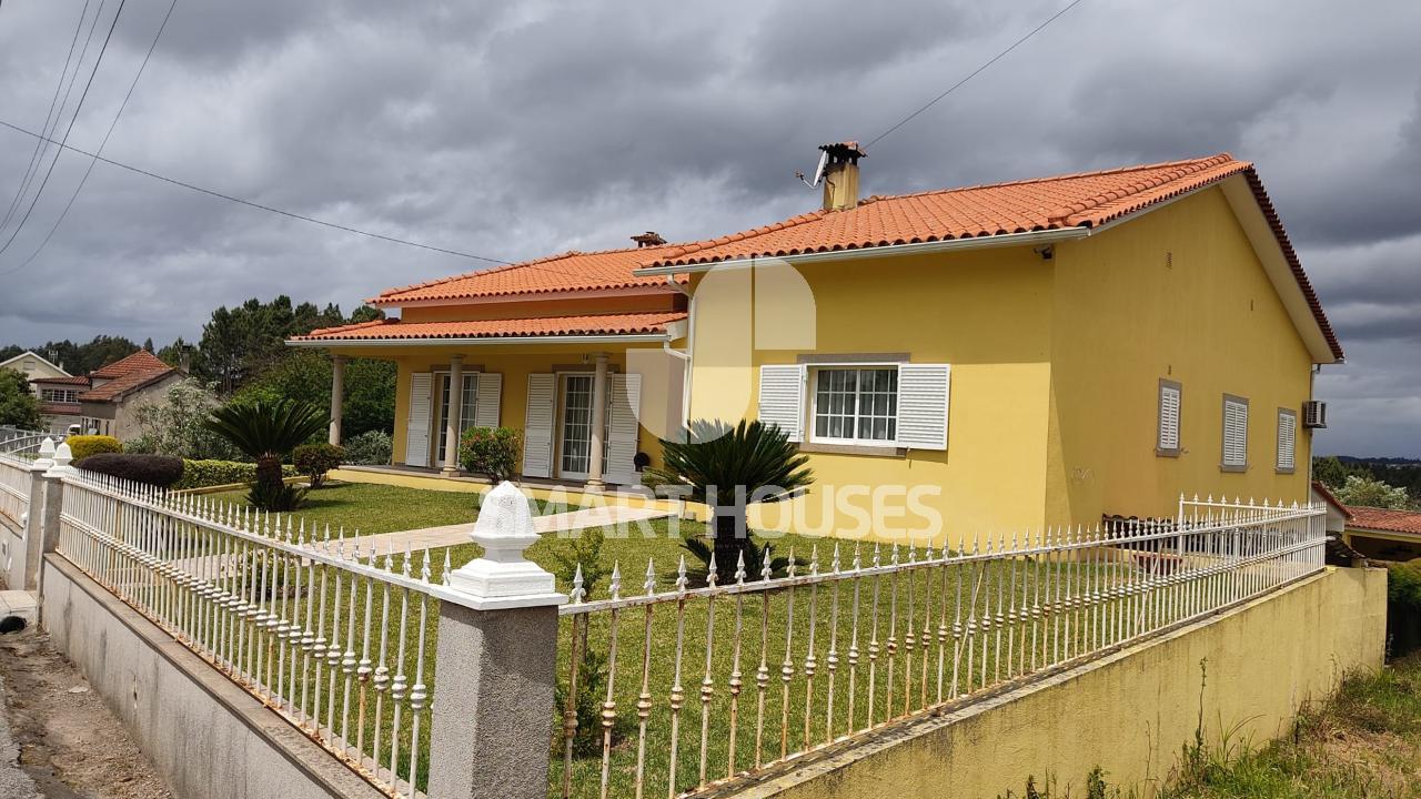 Esta moradia T3 independente em Tábua representa...
