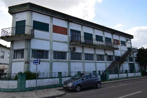 Conjunto de armazéns localizado nos Riachos com área total de 4485 m2 com logradouro.