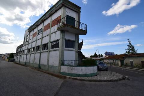 Conjunto de armazéns localizado nos Riachos com área total de 4485 m2 com logradouro.