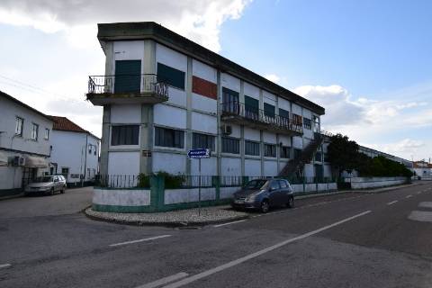 Conjunto de armazéns localizado nos Riachos com área total de 4485 m2 com logradouro.