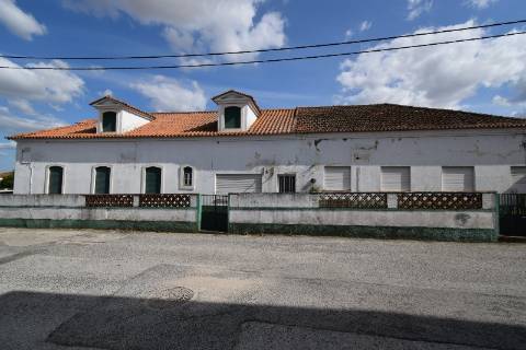 Conjunto de armazéns localizado nos Riachos com área total de 4485 m2 com logradouro.