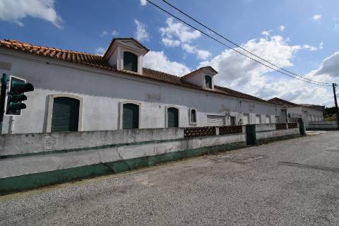 Conjunto de armazéns localizado nos Riachos com área total de 4485 m2 com logradouro.