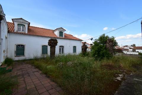 Conjunto de armazéns localizado nos Riachos com área total de 4485 m2 com logradouro.