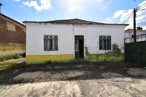 Conjunto de armazéns localizado nos Riachos com área total de 4485 m2 com logradouro.