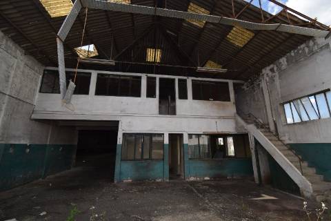 Conjunto de armazéns localizado nos Riachos com área total de 4485 m2 com logradouro.