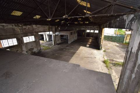 Conjunto de armazéns localizado nos Riachos com área total de 4485 m2 com logradouro.