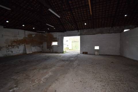 Conjunto de armazéns localizado nos Riachos com área total de 4485 m2 com logradouro.