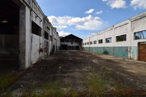 Conjunto de armazéns localizado nos Riachos com área total de 4485 m2 com logradouro.