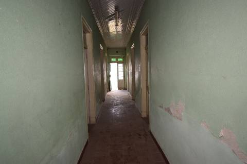 Conjunto de armazéns localizado nos Riachos com área total de 4485 m2 com logradouro.