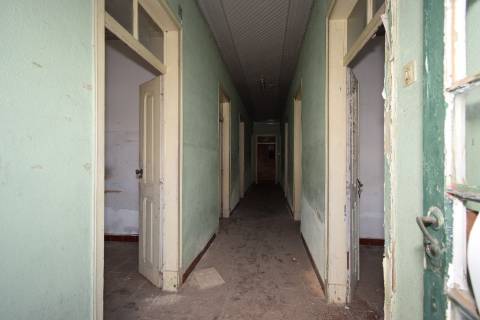 Conjunto de armazéns localizado nos Riachos com área total de 4485 m2 com logradouro.