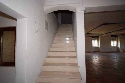 Conjunto de armazéns localizado nos Riachos com área total de 4485 m2 com logradouro.