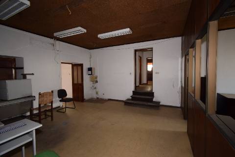 Conjunto de armazéns localizado nos Riachos com área total de 4485 m2 com logradouro.