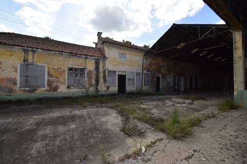 Conjunto de armazéns localizado nos Riachos com área total de 4485 m2 com logradouro.