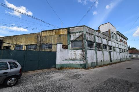 Conjunto de armazéns localizado nos Riachos com área total de 4485 m2 com logradouro.