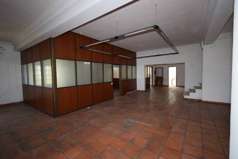 Conjunto de armazéns localizado nos Riachos com área total de 4485 m2 com logradouro.