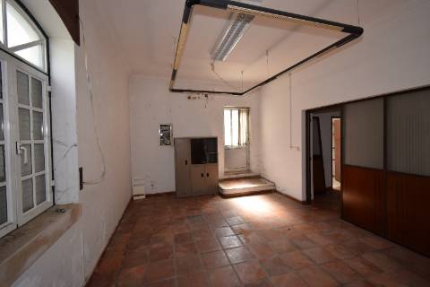 Conjunto de armazéns localizado nos Riachos com área total de 4485 m2 com logradouro.