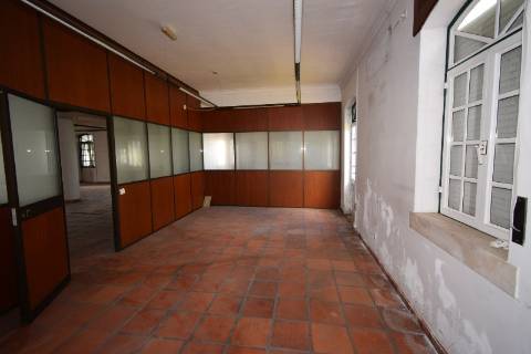 Conjunto de armazéns localizado nos Riachos com área total de 4485 m2 com logradouro.