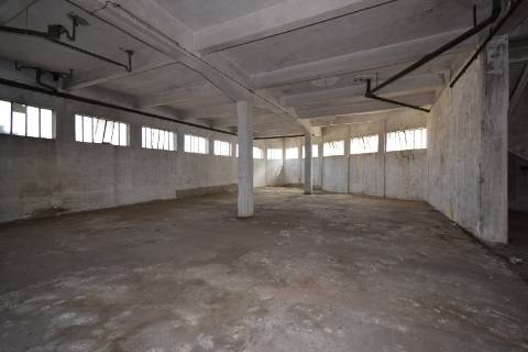 Conjunto de armazéns localizado nos Riachos com área total de 4485 m2 com logradouro.