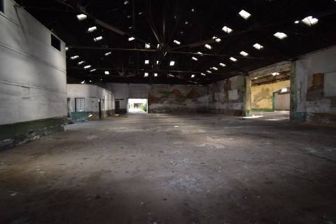 Conjunto de armazéns localizado nos Riachos com área total de 4485 m2 com logradouro.