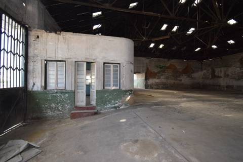 Conjunto de armazéns localizado nos Riachos com área total de 4485 m2 com logradouro.