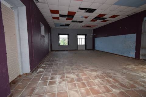 Conjunto de armazéns localizado nos Riachos com área total de 4485 m2 com logradouro.