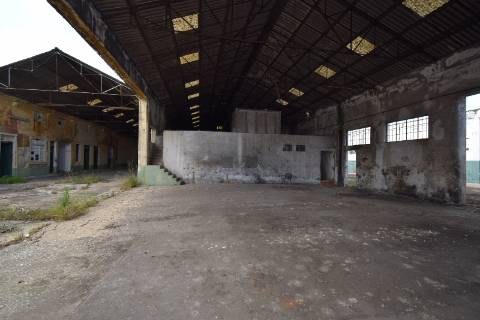 Conjunto de armazéns localizado nos Riachos com área total de 4485 m2 com logradouro.