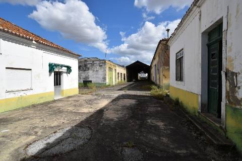 Conjunto de armazéns localizado nos Riachos com área total de 4485 m2 com logradouro.