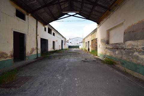 Conjunto de armazéns localizado nos Riachos com área total de 4485 m2 com logradouro.