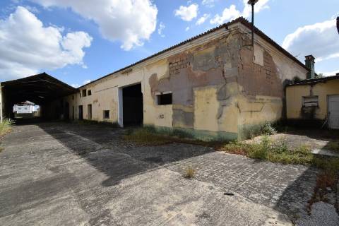 Conjunto de armazéns localizado nos Riachos com área total de 4485 m2 com logradouro.
