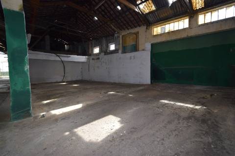 Conjunto de armazéns localizado nos Riachos com área total de 4485 m2 com logradouro.