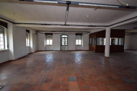 Conjunto de armazéns localizado nos Riachos com área total de 4485 m2 com logradouro.